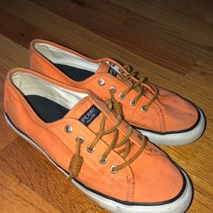 Sperry top-sider crest vibe sneaker!